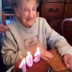 abuela se le cae la chapa!!