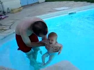 Le premier bain de Célia dans la piscine