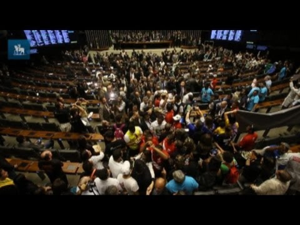 Manifestantes ocupam Câmara em votação do Ato Médico