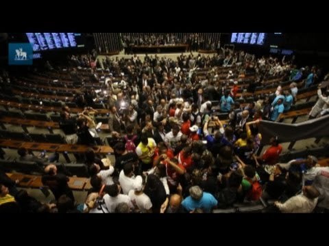 Manifestantes ocupam Câmara em votação do Ato Médico