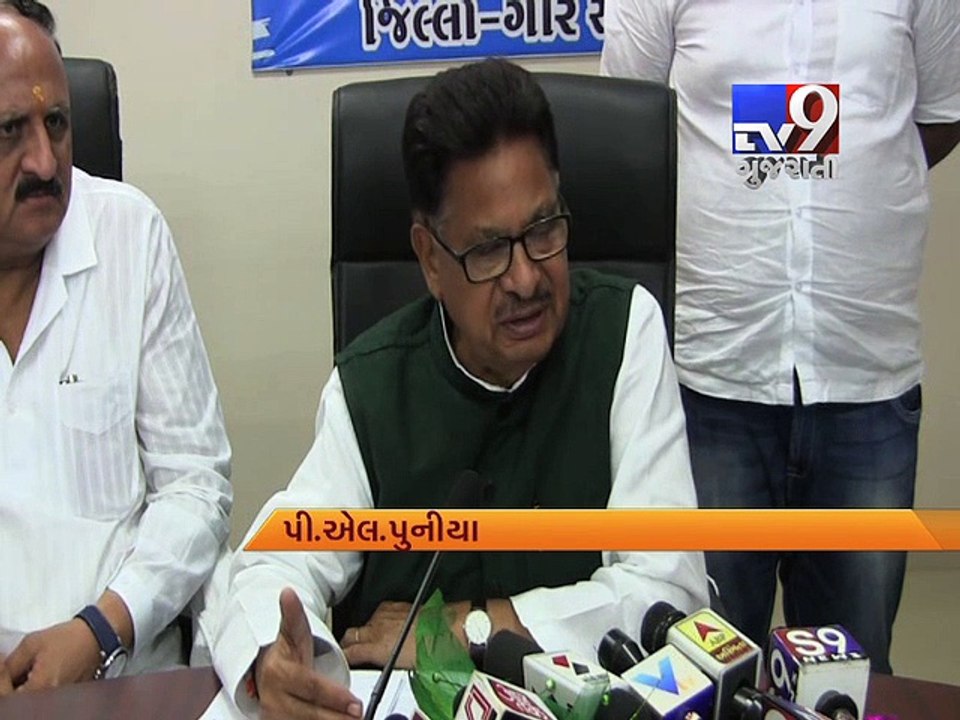 NCSC chairman Dr P.L.Punia meets thrashed Dalit victims for skinning dead cow in Una - Tv9 Gujarati