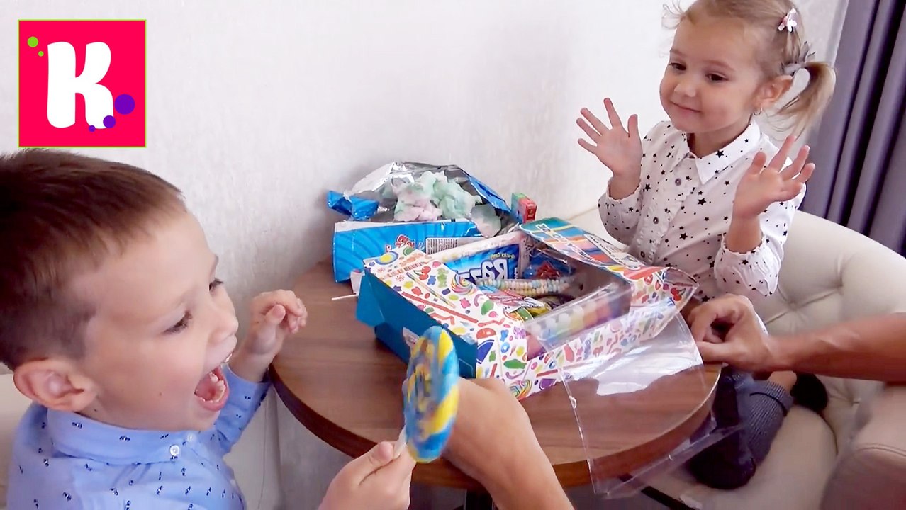 Гигантский Конфетный Дом с конфетами и жидкая яркая конфета в жевательной бутылке Очень много Конфет у Кати и Макса новое видео