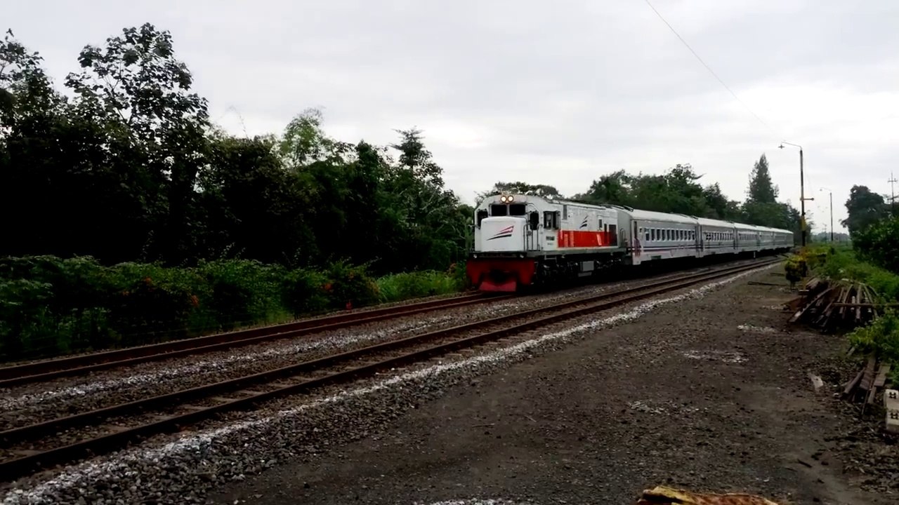 Kereta Api Rapih Doho KA 442 Lokomotif CC201 77 11 Stasiun Ngujang Tulungagung