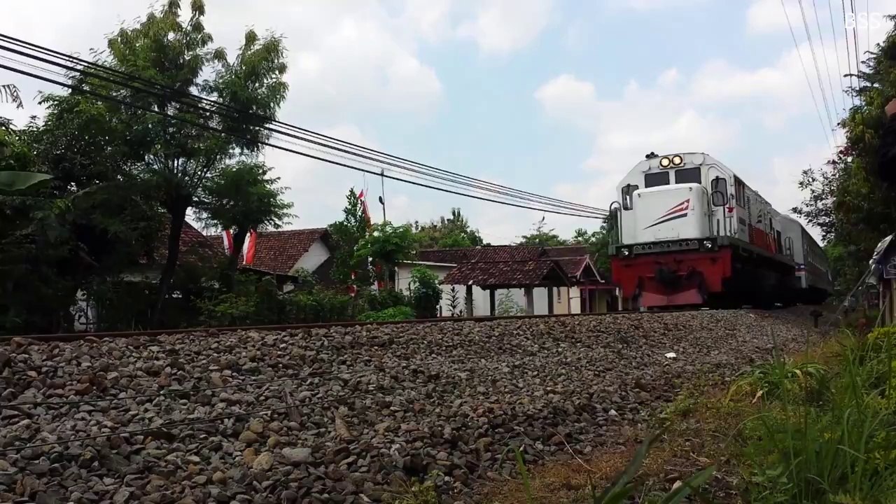 Kereta Api Rapih Doho KA 443 Lokomotif CC201 77 01R Ketanon Tulungagung