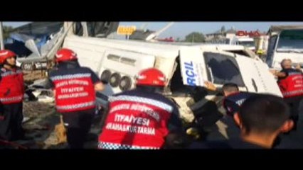 Sakarya Tır İşçileri Taşıyan Minibüse Çarptı 2 Ölü, 9 Yaralı