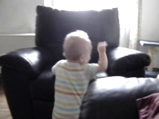 leo et lucas jouent avec le fauteuil