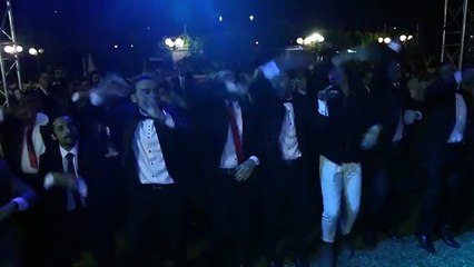 عريس وأصحابه يشعلون الفرح.