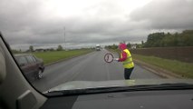 Cette femme fait la circulation en dansant