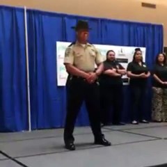 Descargar video: Un policier américain imite à la perfection une chorégraphie de... Beyoncé ! Regardez !