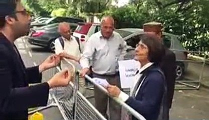 Intense Fight Between Pakistani Journalist and Indians