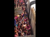 Des centaines de femmes tentent de rentrer dans un train à Bombay