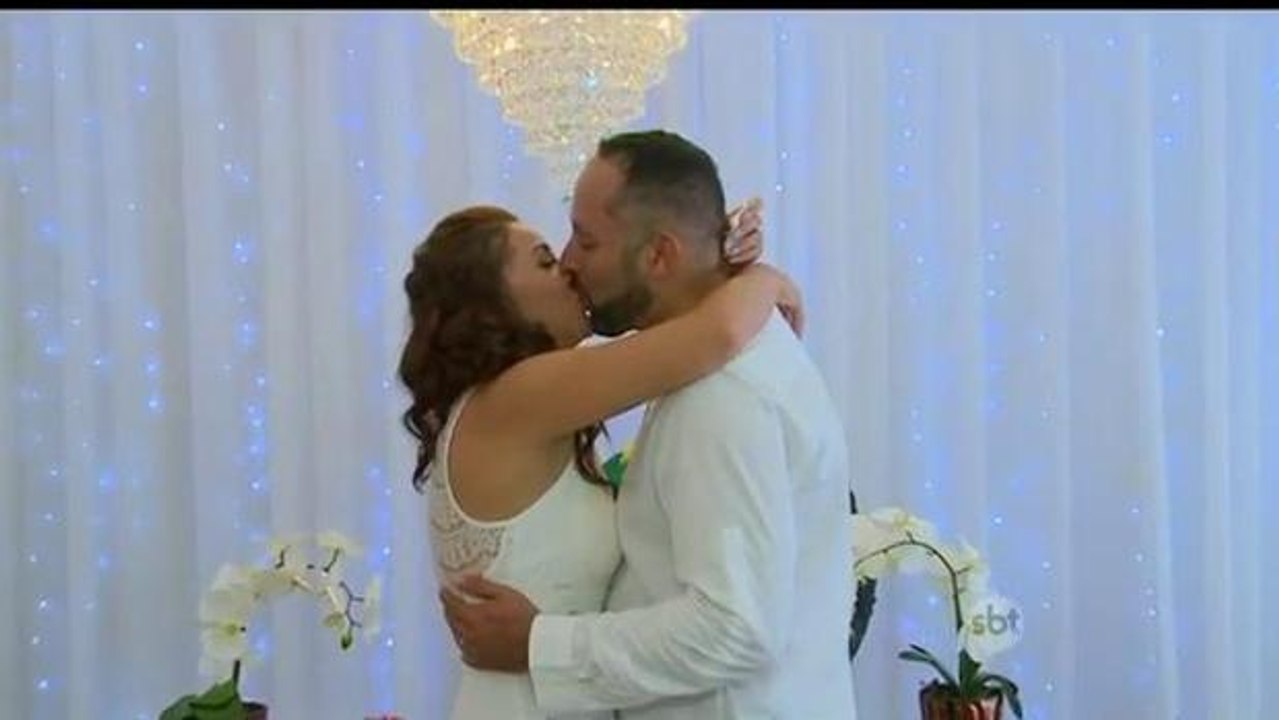 Juiz de paz celebra casamentos e canta para os noivos