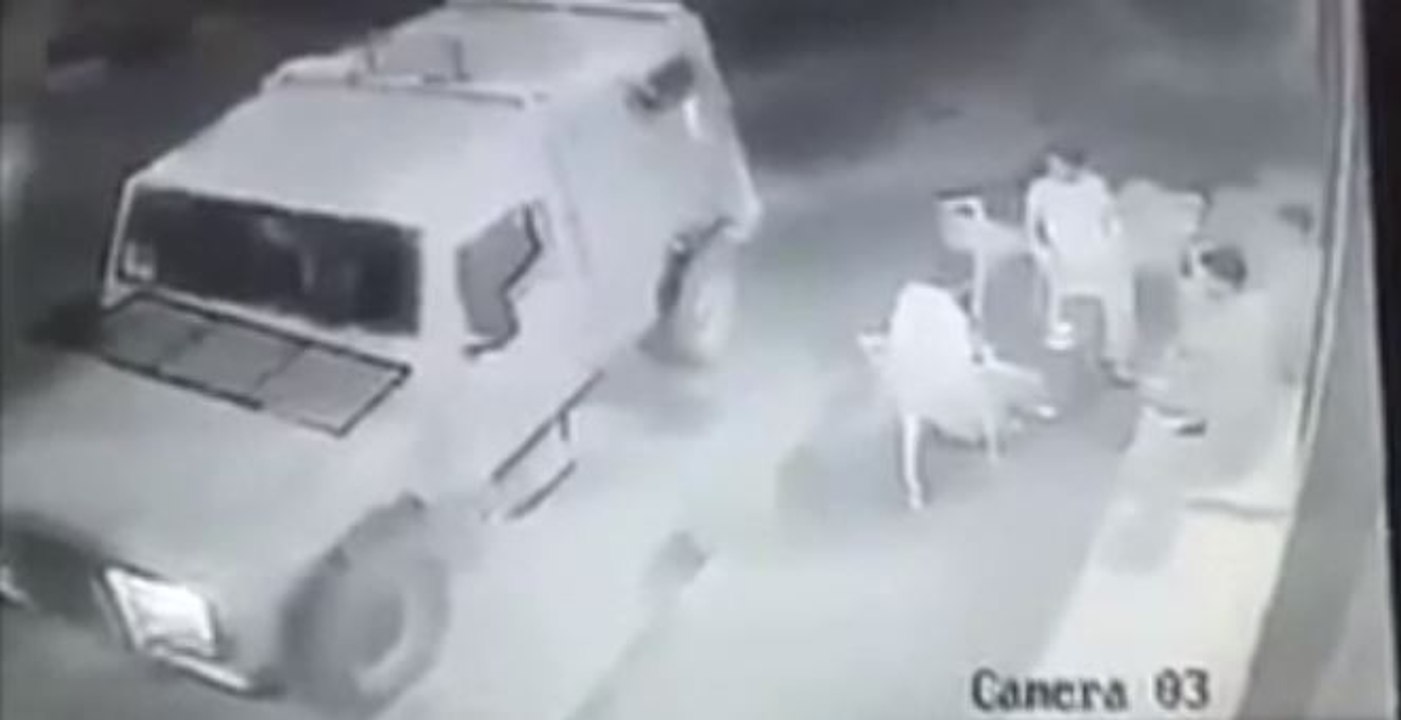 Des soldats israéliens lancent une grenade sur des Palestiniens assis à une terrasse (vidéo)