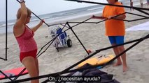 Mujeres robando el la playa