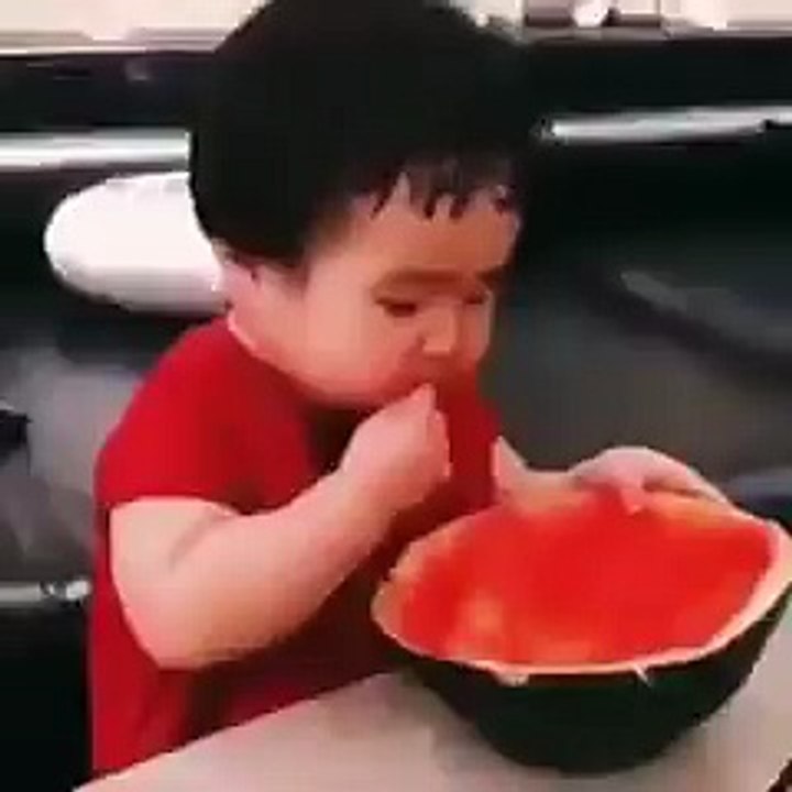Minik çocuğun karpuz yemesi