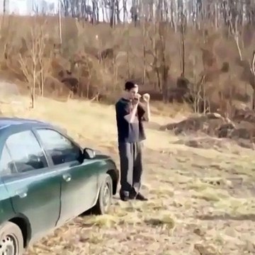 Kafayla araba camı kırmaya çalışmak