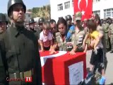 Şehit üstteğmenin acılı eşin tabut başında okuduğu şiir yürekleri dağladı