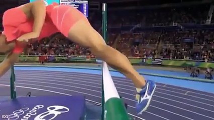 Le perchiste Hiroki Ogita fait tomber la barre avec ... son pénis !