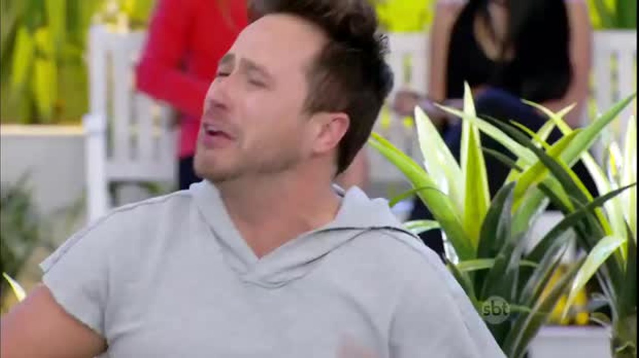 Rick Marcos beija mulher na boca