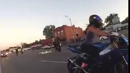 Mujer experta en motores de carrera