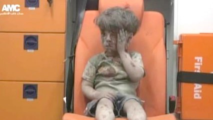 BBC アレッポでの空爆後、破壊された建物から救出されて救急車に運び込まれ、呆然としているシリアの少年の写真は、世界中の怒りを引き起こしました。