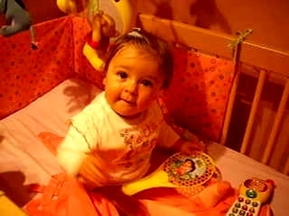 Emma joue dans son lit