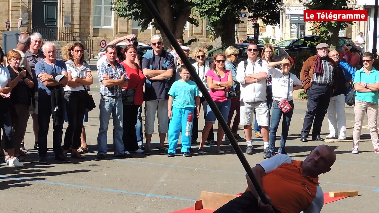 Guingamp. Une démonstration de "force bretonne" place du centre