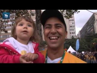 Voluntário quebra regras e leva filha para o papa