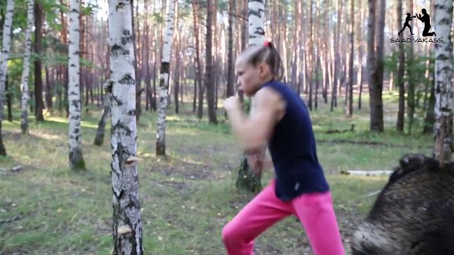 Cette fillette de 12 ans explose un arbre à coups de poings !