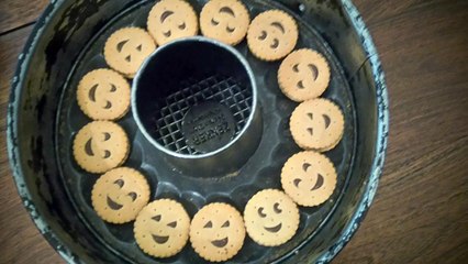 ( 1 ) REINE AUX TROIS CHOCOLATS AU NOCCIOLATA SANS LAIT, AUX MINIS B N