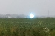 Une étrange boule bleue lumineuse dans un champs, un OVNI ?