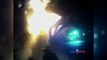 Un policía es grabado mientras salva a un hombre de un carro en llamas