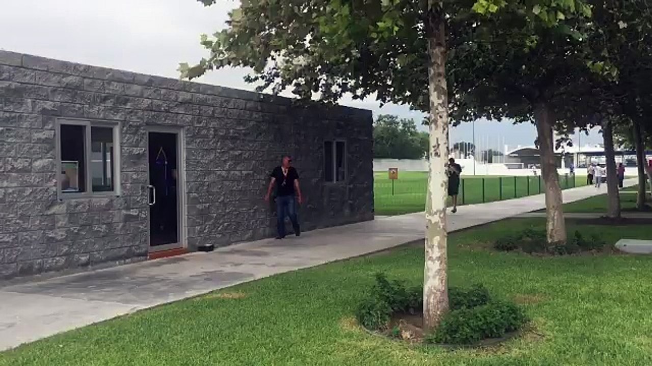 Tras entrenar con los Tigres , Gignac sale del Polideportivo Tigres de la UANL