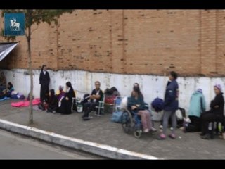 Fieis enfrentam frio da madrugada para garantir lugar na missa
