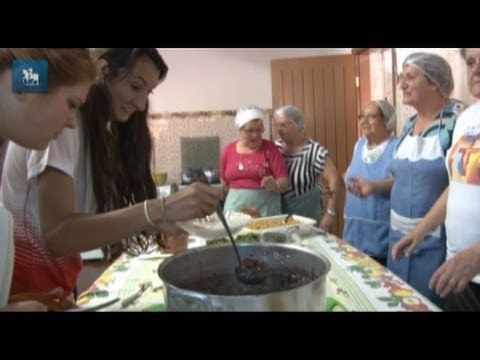Jovens poloneses são recebidos com feijoada em SP