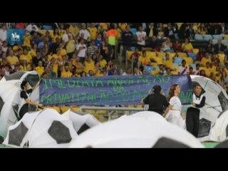 Voluntários da Fifa expulsos da cerimônia no Maracanã não se arrependem dos protestos