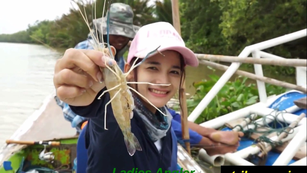 cewek cantik mancing udang galah terbesar