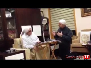 Gülen'in önünde diz çöken Akın İpek mi?