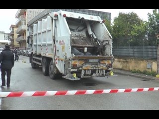 Tải video: Casoria (NA) - Schiacciato dal camion dei rifiuti, muore operaio di 53 anni (27.10.16)