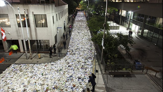 Une installation artistique transforme une rue en rivière de livres