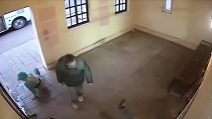 Un homme violent prend une bonne correction