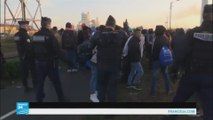 السلطات الفرنسية تفرق تجمعات المهاجرين وتبدأ بتفكيك مخيم كاليه