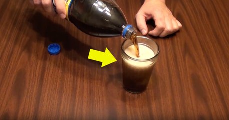 Russo sábio explica como evitar a formação de espuma ao encher um copo com refrigerante