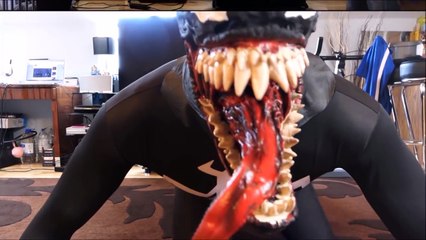 HULK VS VENOM - Real Life Super Heros