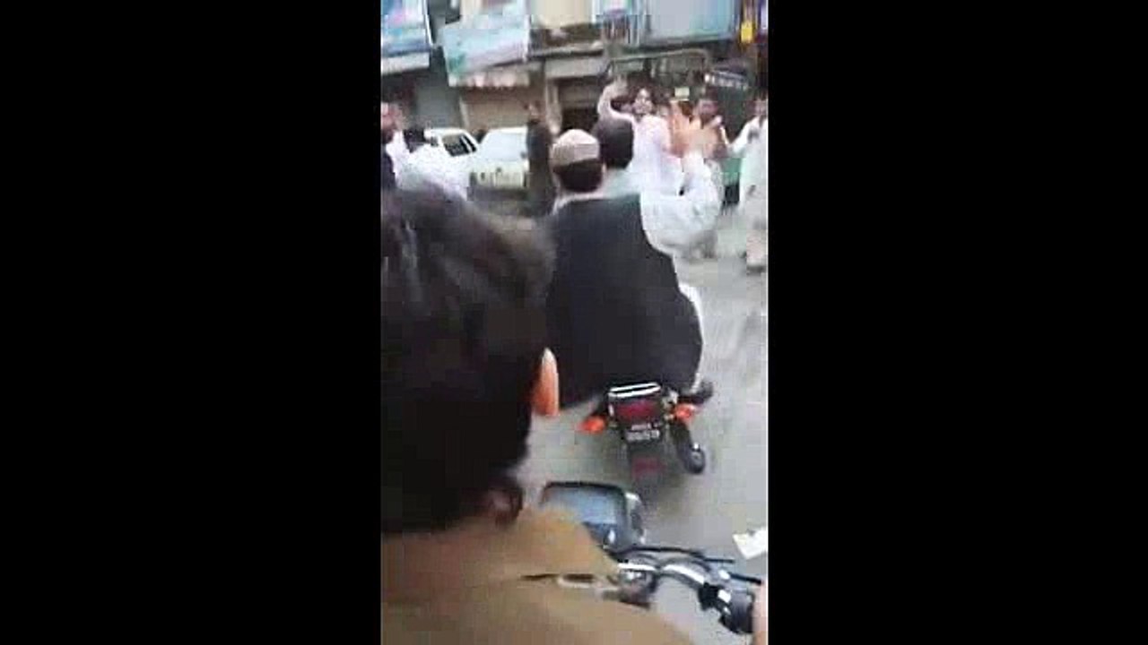 Sheikh Rasheed abusing police and makes dramati...