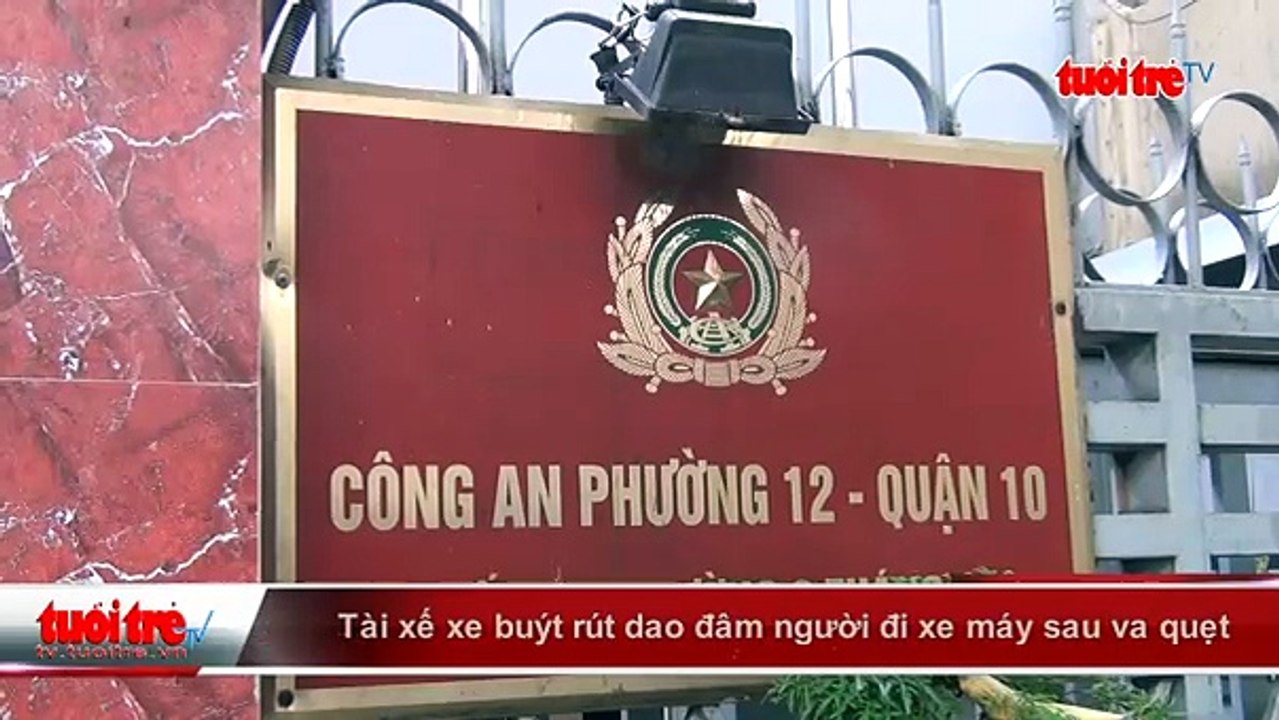 Tài xế xe buýt rút dao đâm người đi xe máy sau va quẹt