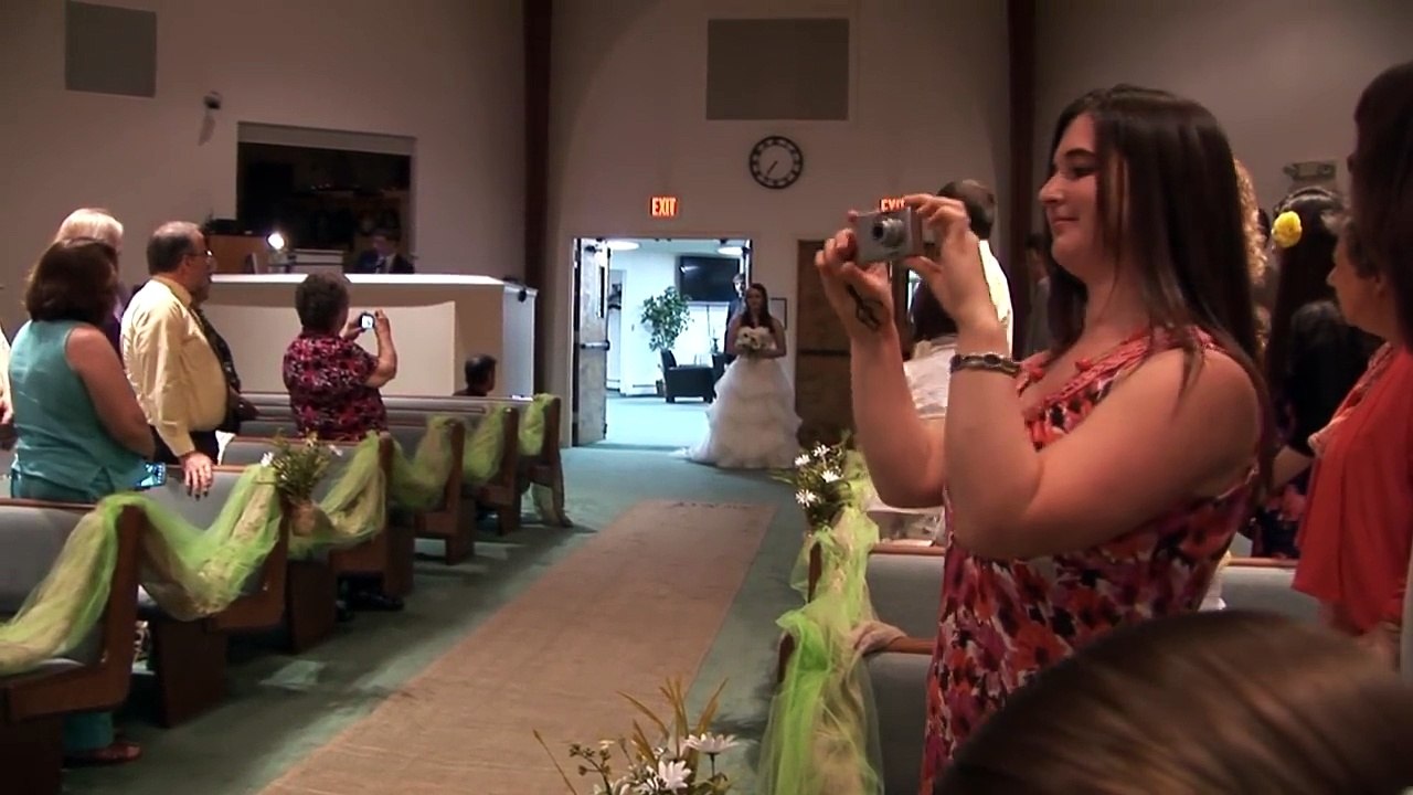 L'entrée de cette mariée dans l'église émeut toute la salle. Le marié fond en larmes...