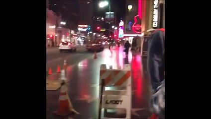 Un homme détruit l’étoile de Donald Trump à la pioche sur hollywood boulevard