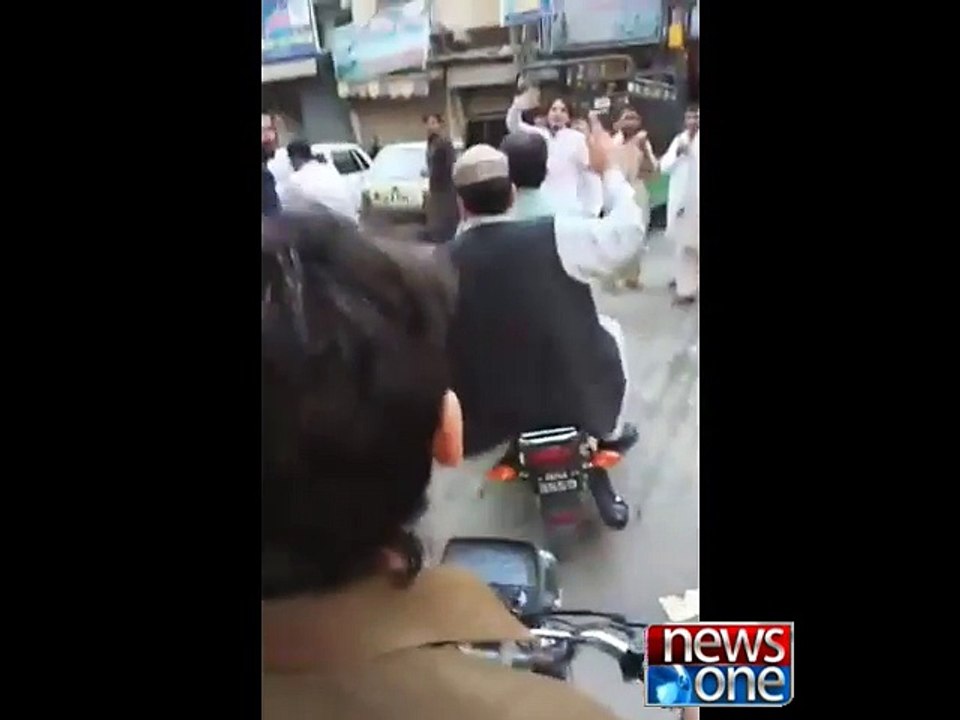 Sheikh Rasheed reaches Rawalpindi's Committee Chowk on motorcycle