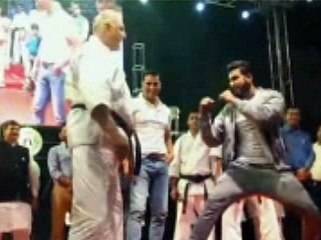 Ranveer Singh playing funny Karate game and Akshay Kumar watching